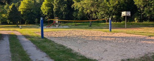 Eine Volleyballanlage bietet einen sportlichen Ausgleich.